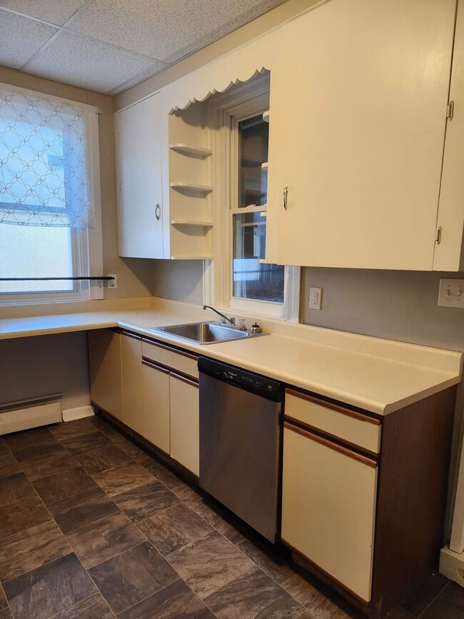 Building Photo - 2 br, 1 bath House - 182 W. BROAD STREET