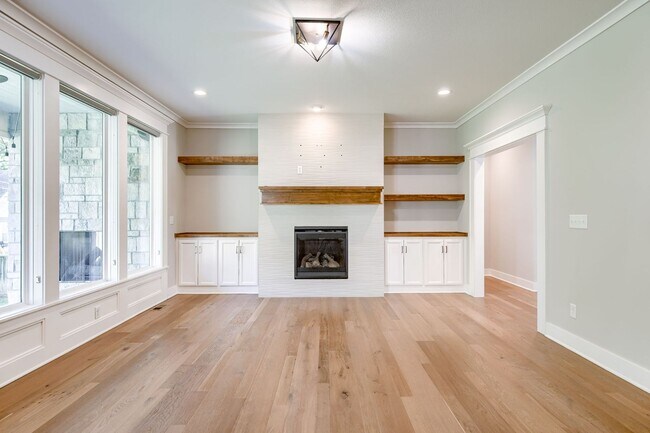 Foto del edificio - {4620} James Engle Custom Home built in 2019 + Main Floor Primary Bedroom + Finished Basement wit...