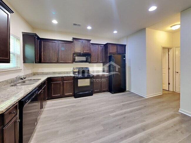 Building Photo - 908 Pine Ln