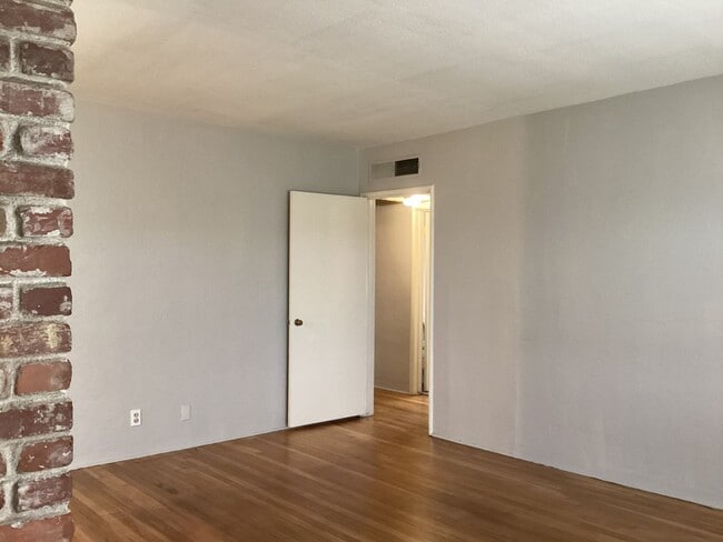 Building Photo - 1534 W Cambridge Ave