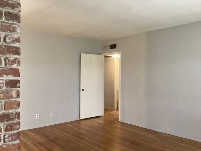 Foto del edificio - 1534 W Cambridge Ave