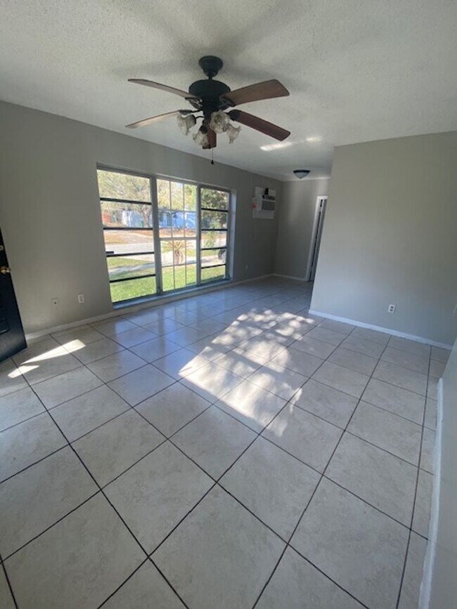 Building Photo - 2 Bed 1 Bath Home With Fenced Yard Pet Fri...