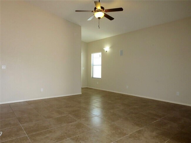 Foto del edificio - 14209 North Point Ave