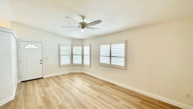 Foto del edificio - Light, Bright, and Freshly Updated Home in the Gated & Desirable Champagne Village 55+ Community!