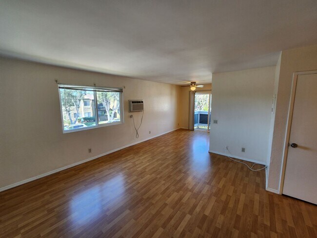 Building Photo - 3 Bedroom 2 Bath Upper Unit in Mira Mesa