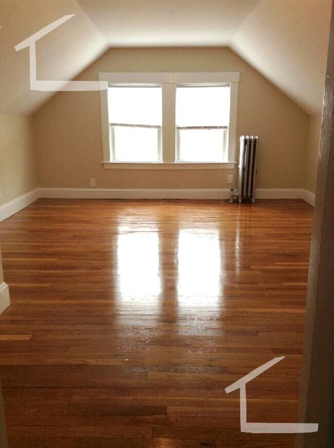 Building Photo - Renovated Duplex 3 bed Unit, Free Laundry,...