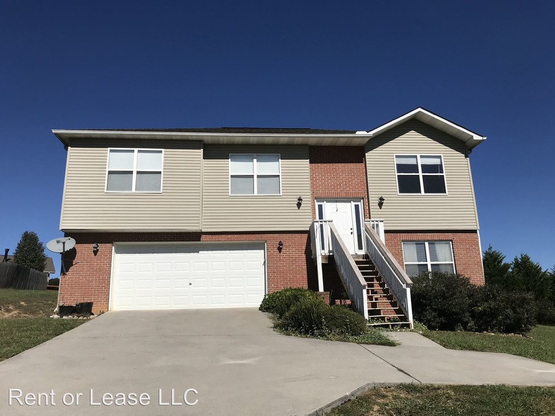 Primary Photo - 3 br, 2 bath House - 520 North Pitner Road