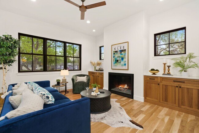 Foto del edificio - Brand-New Stunning Custom Home in Ideal Ol...