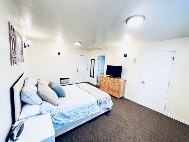 Building Photo - 741 Elm Dr