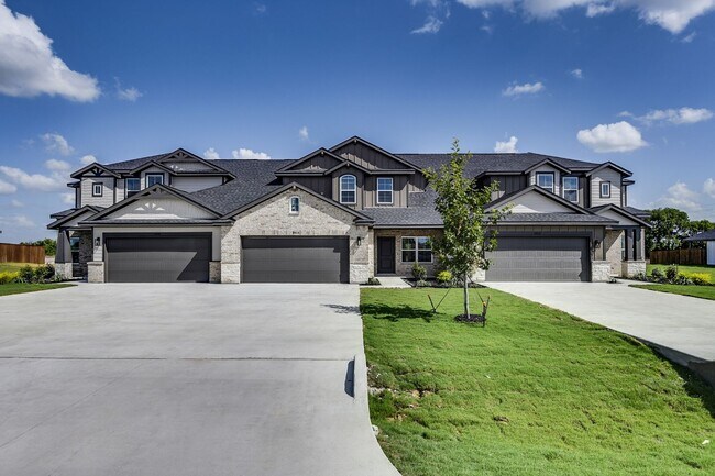 Foto del edificio - LUXURIOUS TRIPLEX LOCATED ON 1-ACRE LOT IN MIDLOTHIAN, TX!