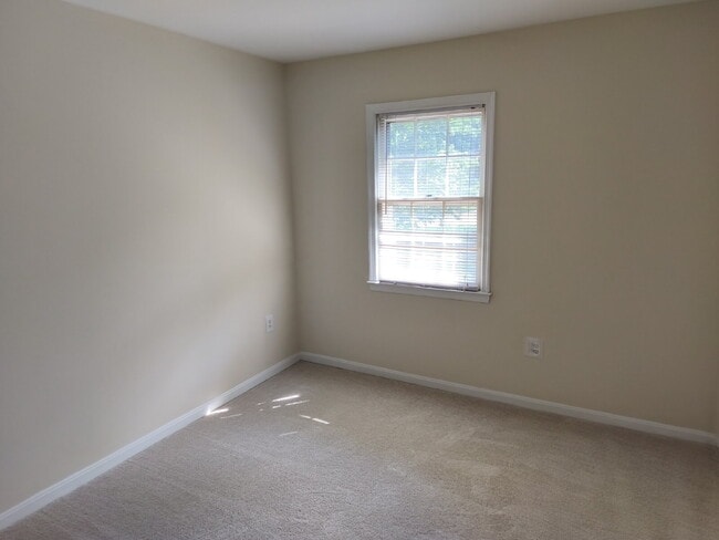 Foto del edificio - McLean Park Haven: Serene Living in a Tran...