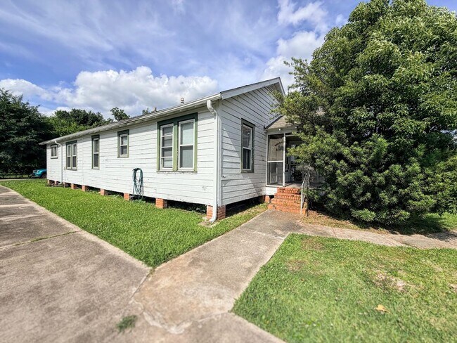 Foto del edificio - Spacious 4BR Downtown Lake Charles Home - Full of Character
