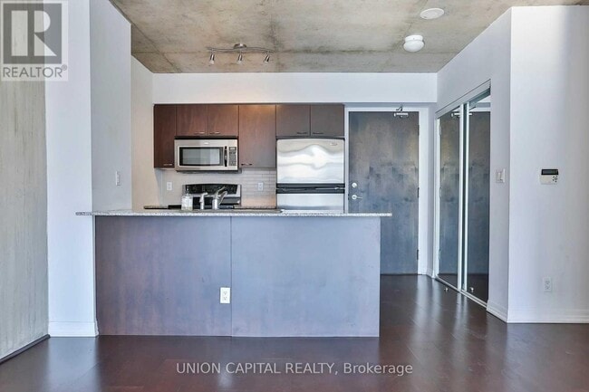 Building Photo - 22 Wellesley St E