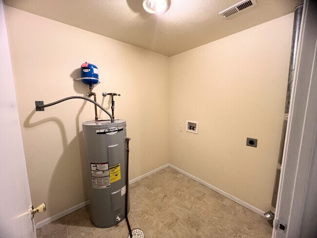 Building Photo - 22615 Hollow Oak Ln