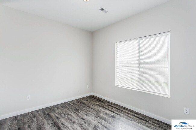 Building Photo - ****$500 off first months rent at move in*...