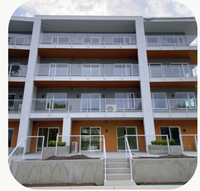 Building Photo - 880 Saucier Av