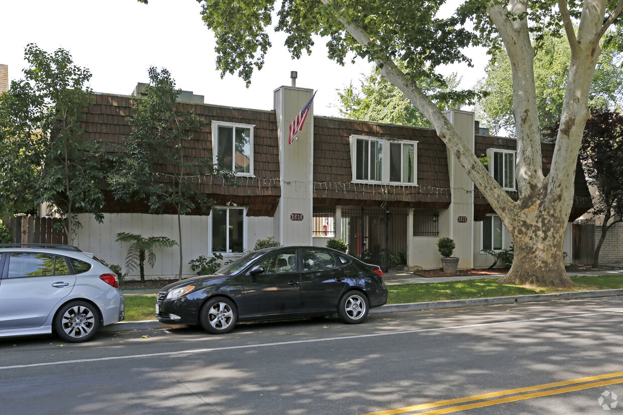 Foto del edificio - G Streeet Townhomes