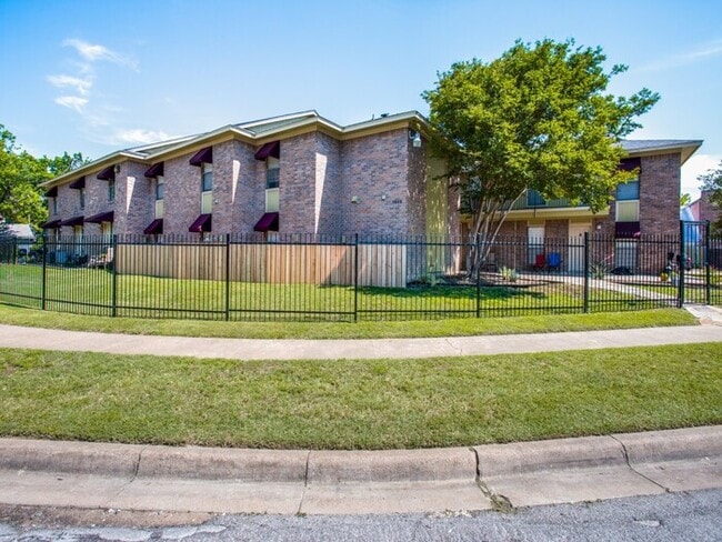 Building Photo - 2 bedroom 1 bath in Gated Complex