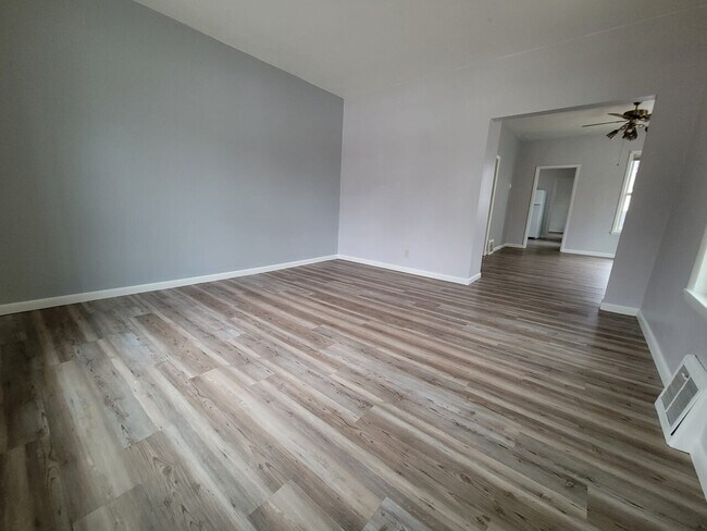Building Photo - 526 N Durkee St