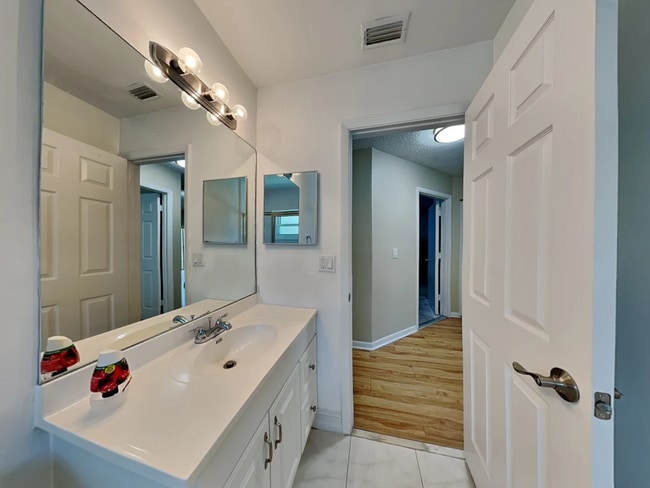 Building Photo - 223 W Riverbend Dr