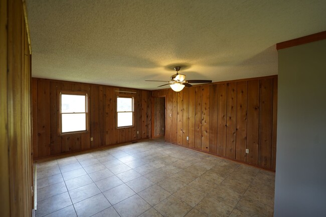 Building Photo - 4 bed, 3 bath Home off Hyndsver Road!