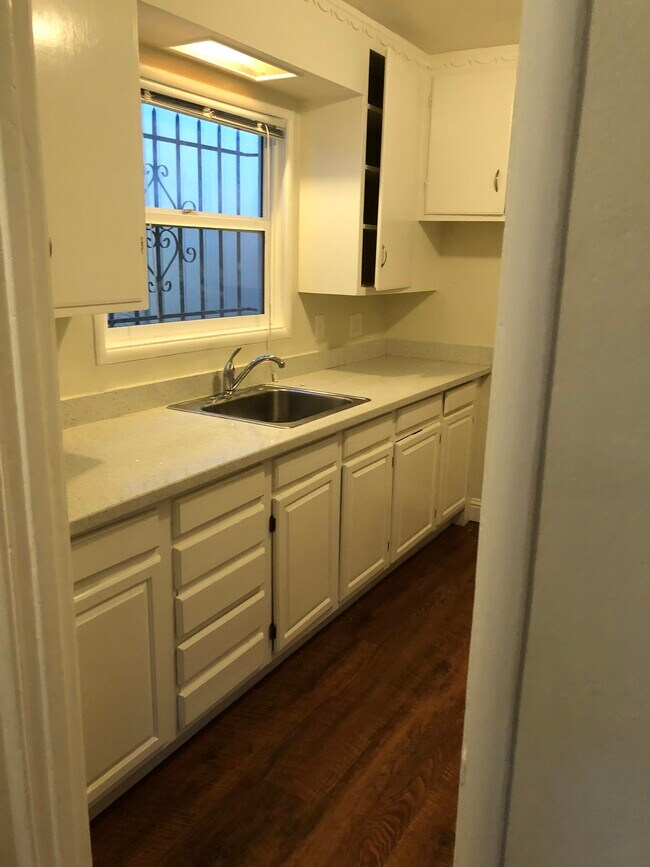 Encimeras de cuarzo para cocina, gabinetes blancos. - 3215 Star Ave