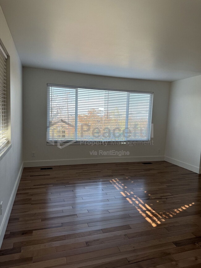 Foto del edificio - 2025 Broadmoor St S