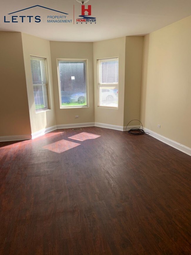 Building Photo - HUUUGE Newly Renovated 3 Bedroom