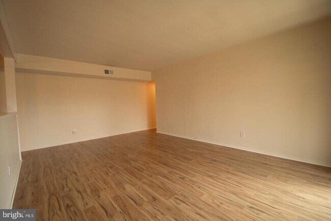 Foto del edificio - 905 Meadow Woods Ln