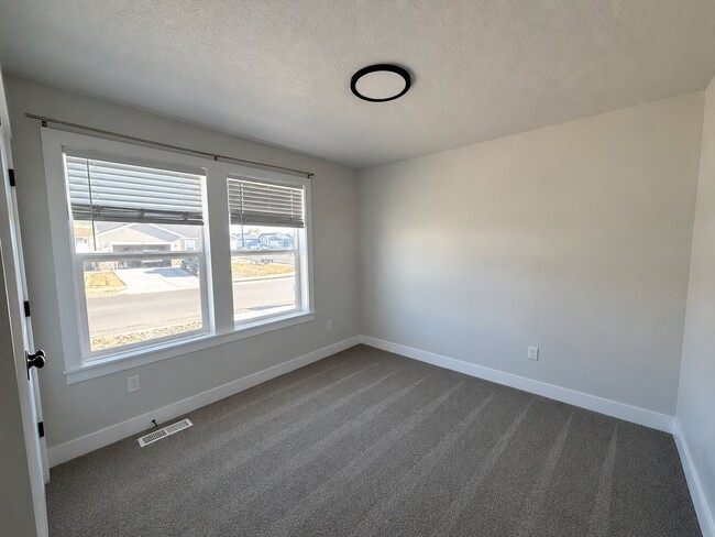 Building Photo - 726 W 580 S