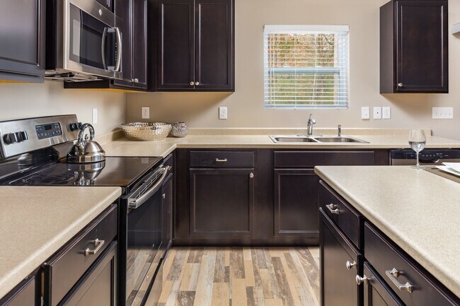 Building Photo - Immediate Occupancy Available!