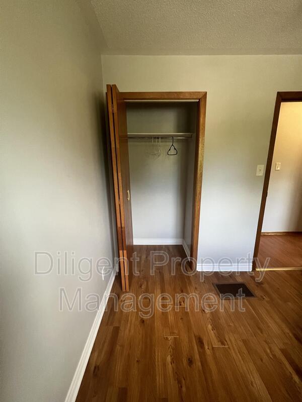 Building Photo - 926 Dainard Dr