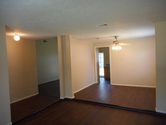 Foto del edificio - 7610 Silent Wood Ln