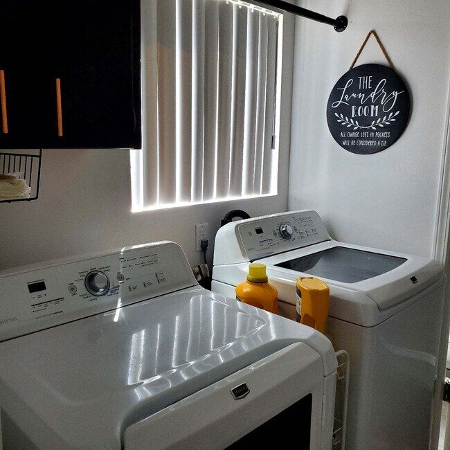 Foto del edificio - 548 Clairmont Dr