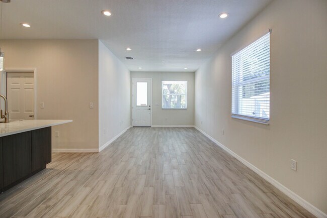 Building Photo - 4102 N Thatcher Ave