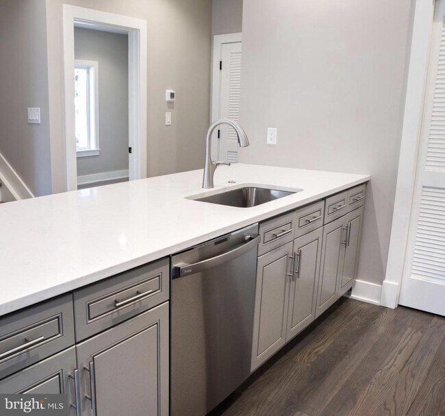 Foto del edificio - 1701 Trinidad Ave NE