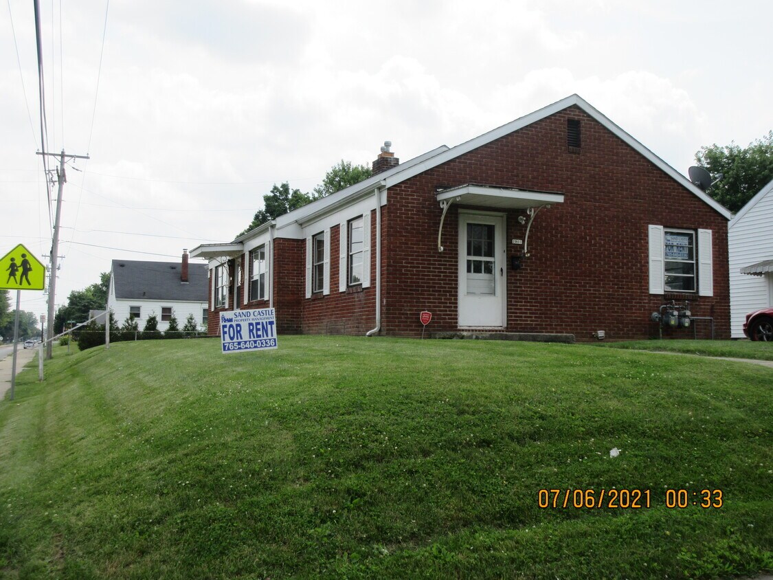 1 bed 2 bath duplex with driveway - 2900 Sheridan St