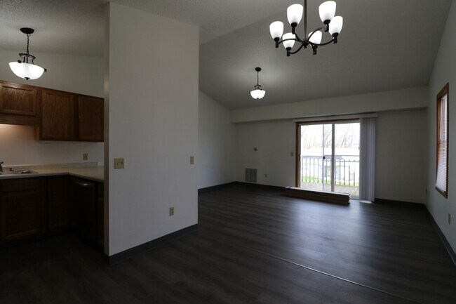 Building Photo - 2216 Valley Rd