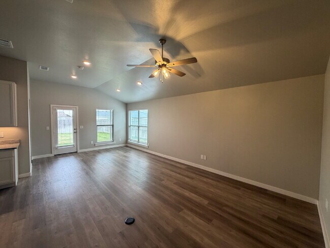 Building Photo - Wonderful 4/2 In Bell Farms!