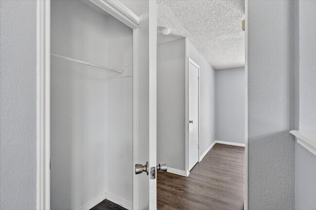 Foto del edificio - 6826 Holiday Ln