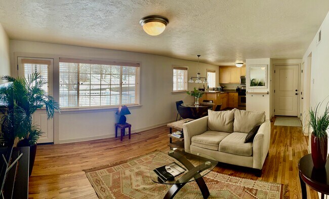Building Photo - 321 Village Ln