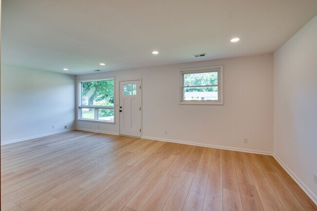 Foto del edificio - 3234 Moorewood Dr