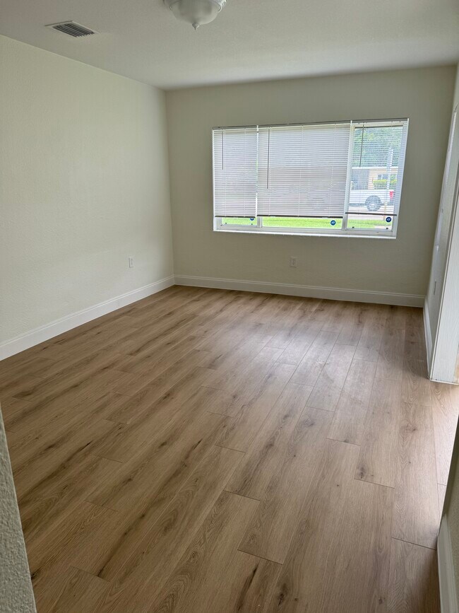 Living room - 1675 Drew St