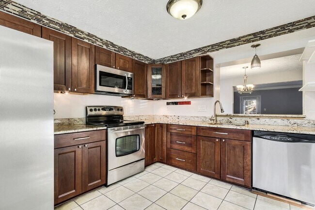 Building Photo - Spacious, Sunlit 3 Level, 3BD/3.5 BA End U...