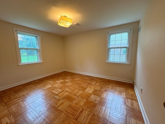 Building Photo - Renovated home, central air, stainless app...