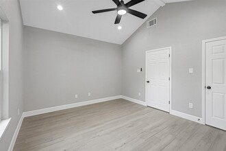 Building Photo - 12009 Meadowgreen St