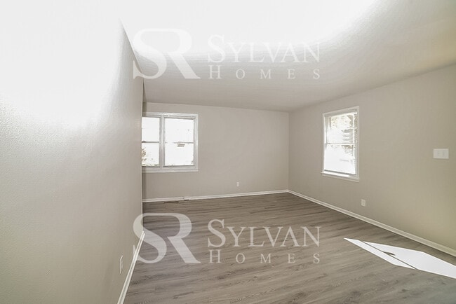 Building Photo - Where Charm Meets Comfort