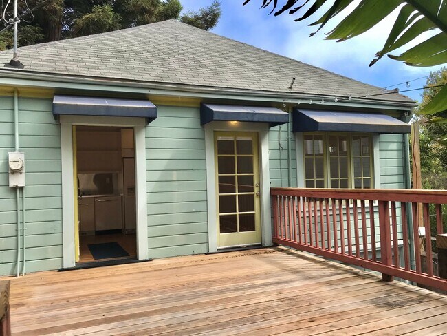 Foto del edificio - Pristine, Remodeled 2BR+/1BA Home w/Garden...
