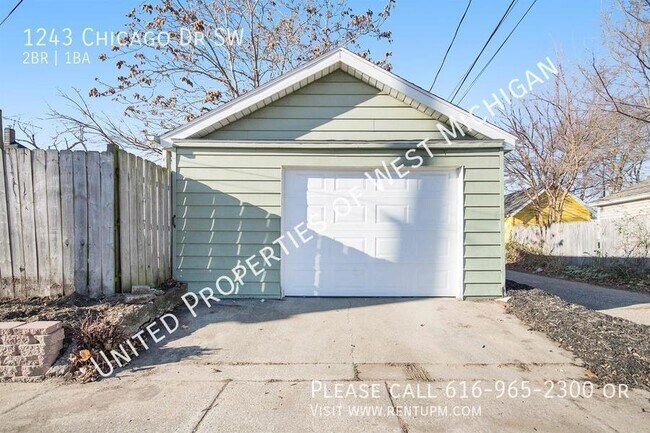 Building Photo - 1243 Chicago Dr SW