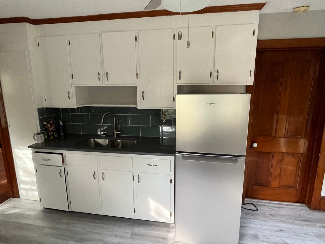 Nuevos electrodomésticos de acero inoxidable - 208 N Bellevue Ave